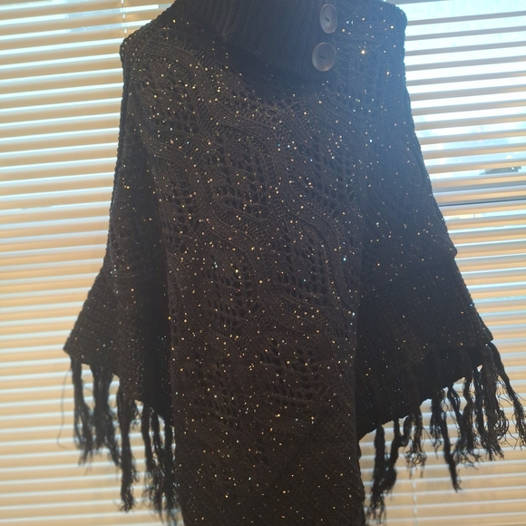 Elegant Black Knit Poncho with Fringe - Picture 2 of 3
